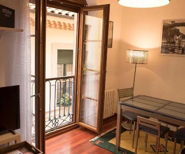 En Cimadevilla Junto Al Puerto Deportivo