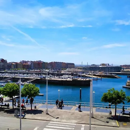 En Cimadevilla Junto Al Puerto Deportivo Gijón